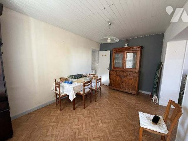 Dans un quartier calme de Valence jolie petite maison très ensoleillée.