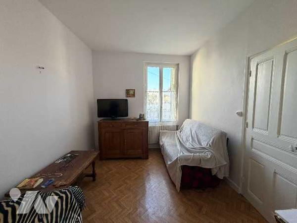 Dans un quartier calme de Valence jolie petite maison très ensoleillée.