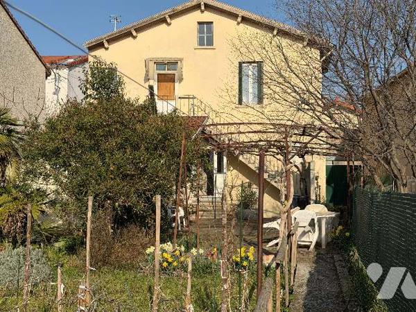 Dans un quartier calme de Valence jolie petite maison très ensoleillée.