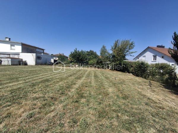 Venez découvrir ce joli Terrain de 504m² dans un quartier calme et rechercher de Séméac, entièrement viabilisés et idéalement placés proche de toutes commodités. 
Etude G1 Réalisée 
Un bien rare à visiter sans tarder.
Prix du Terrain de 504m² avec Frais d'agence : 60 000€

Idée de Construction avec un constructeur
Cette maison est à la fois confortable et modulable, elle possède toutes les caractéristiques qui font de la ligne POP ! des maisons de qualité à prix très abordable :
- Optimisation des plans
- Qualité des matériaux et équipements performants
- Rapidité de construction
- Maîtrise des coûts

Vous avez besoin de plus d’espace ? Pas de problème ! La ligne POP ! vous offre un large choix de maisons  modulables et personnalisables, allant de 60 m2 à 100 m2.

Pour plus d'infos n'hésitez pas à me contacter