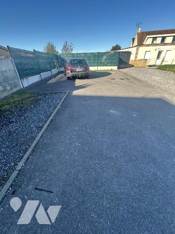 A RAILLENCOURT-SAINTE-OLLE, rue des Moulins: un ensemble de 6 places de parking. 