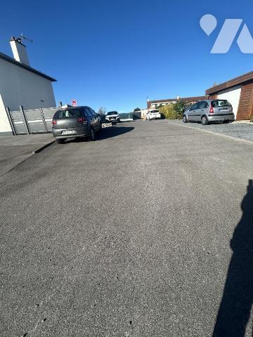 A RAILLENCOURT-SAINTE-OLLE, rue des Moulins: un ensemble de 6 places de parking. 