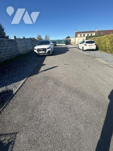 A RAILLENCOURT-SAINTE-OLLE, rue des Moulins: un ensemble de 6 places de parking. 