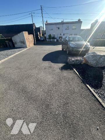 A RAILLENCOURT-SAINTE-OLLE, rue des Moulins: un ensemble de 6 places de parking. 
