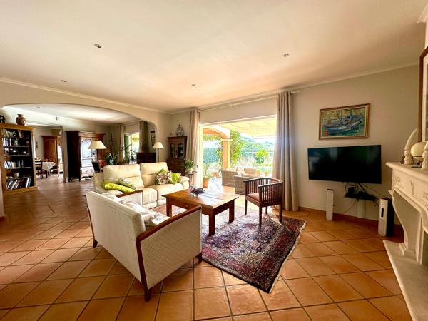 SUPERBE VILLA NEO PROVENCALE AVEC PISCINE CHAUFFEE , GARAGE ET CAVE