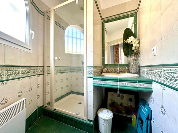 SUPERBE VILLA NEO PROVENCALE AVEC PISCINE CHAUFFEE , GARAGE ET CAVE