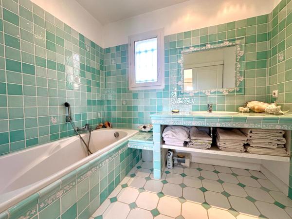 SUPERBE VILLA NEO PROVENCALE AVEC PISCINE CHAUFFEE , GARAGE ET CAVE