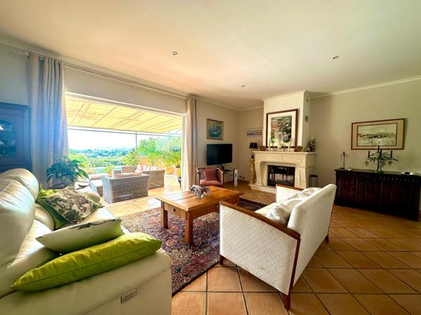 SUPERBE VILLA NEO PROVENCALE AVEC PISCINE CHAUFFEE , GARAGE ET CAVE