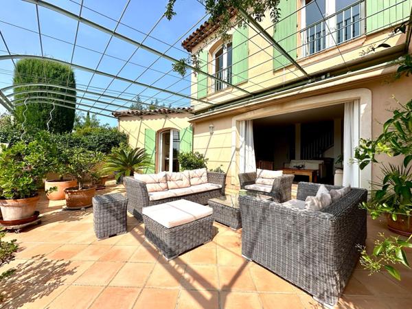 SUPERBE VILLA NEO PROVENCALE AVEC PISCINE CHAUFFEE , GARAGE ET CAVE