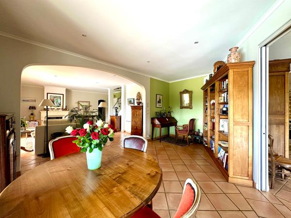 SUPERBE VILLA NEO PROVENCALE AVEC PISCINE CHAUFFEE , GARAGE ET CAVE