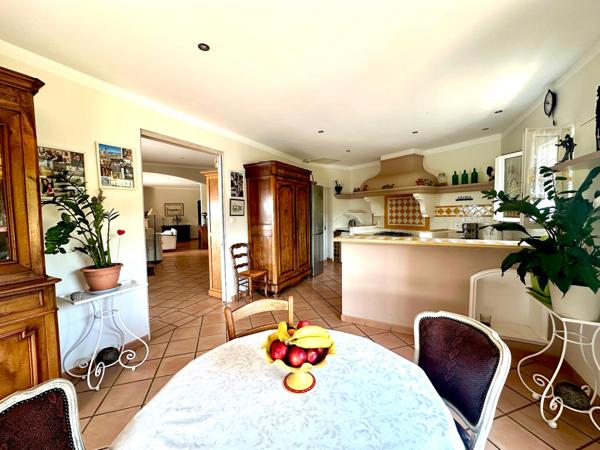 SUPERBE VILLA NEO PROVENCALE AVEC PISCINE CHAUFFEE , GARAGE ET CAVE