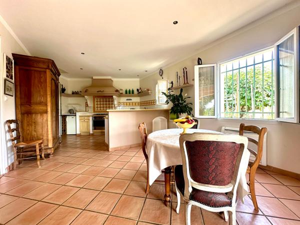 SUPERBE VILLA NEO PROVENCALE AVEC PISCINE CHAUFFEE , GARAGE ET CAVE