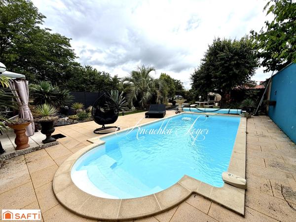Maison en pierre avec piscine et parc paysager