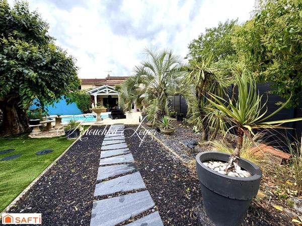 Maison en pierre avec piscine et parc paysager