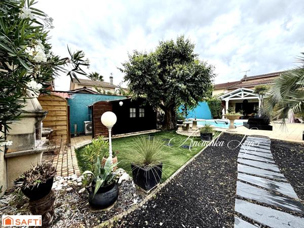 Maison en pierre avec piscine et parc paysager