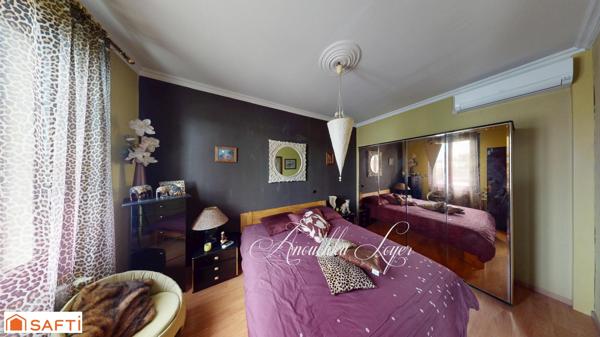 Maison en pierre avec piscine et parc paysager