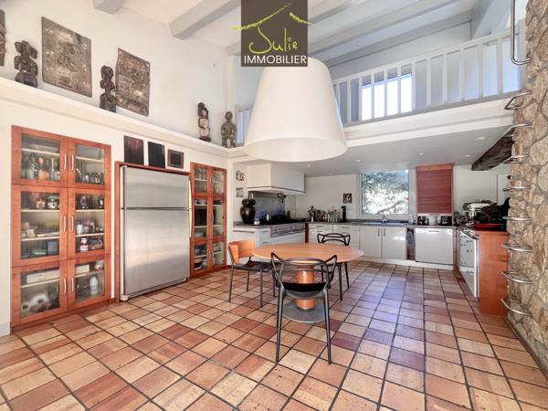Superbe Maison d'architecte dans un parc arboré soigneusement préservé !