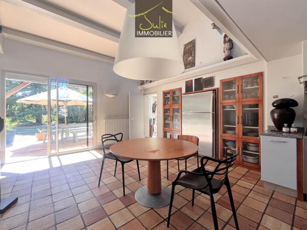 Superbe Maison d'architecte dans un parc arboré soigneusement préservé !