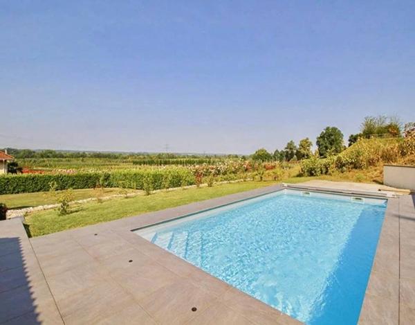 MAISON T5 TRAVERSANTE – 120 m² HABITABLES – PARCELLE 1650 m² AVEC PISCINE et dépendance