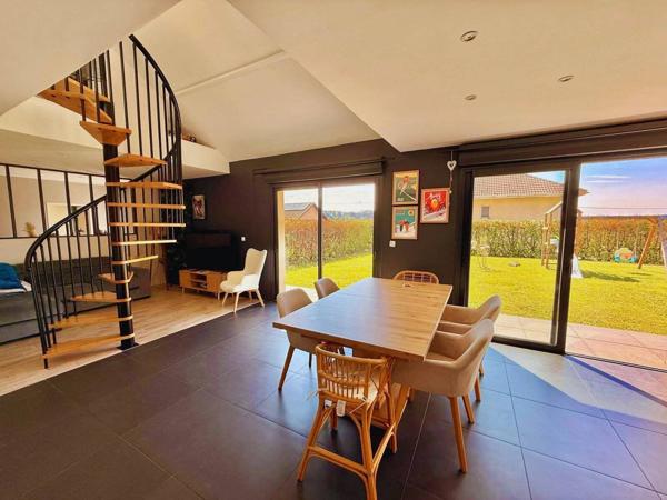 MAISON T5 TRAVERSANTE – 120 m² HABITABLES – PARCELLE 1650 m² AVEC PISCINE et dépendance