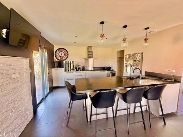 MAISON T5 TRAVERSANTE – 120 m² HABITABLES – PARCELLE 1650 m² AVEC PISCINE et dépendance