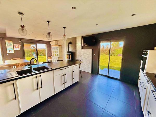 MAISON T5 TRAVERSANTE – 120 m² HABITABLES – PARCELLE 1650 m² AVEC PISCINE et dépendance