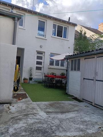 Immeuble de 166 m2 à Châtellerault avec 2 T3, local commercial et cour