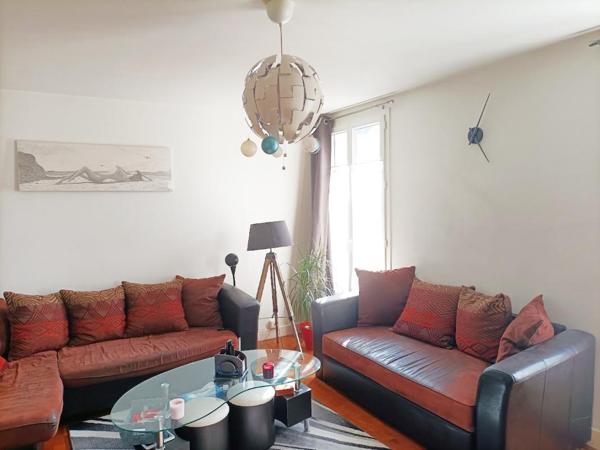 Immeuble de 166 m2 à Châtellerault avec 2 T3, local commercial et cour