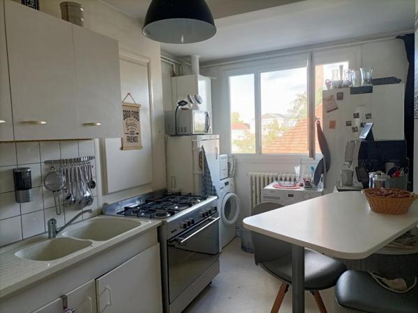 Immeuble de 166 m2 à Châtellerault avec 2 T3, local commercial et cour