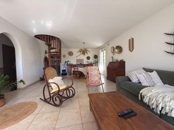 Villa avec appartement et garage à Vias