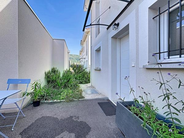 Voiron Criel-Champfeuillet, maison avec jardin, place de parking privative et vue montagnes