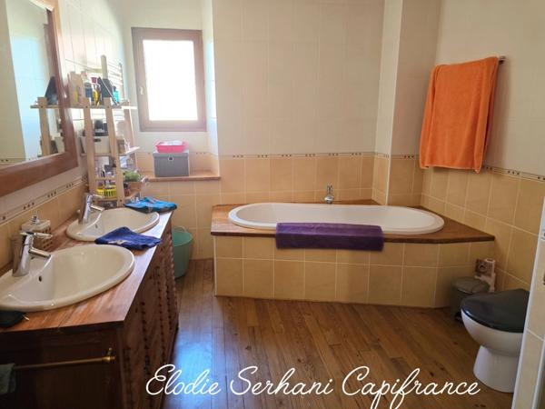Maison de caractère T7 de 174m2 + grange à Desandans