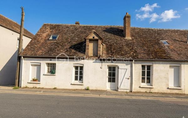 Située sur la commune de Courtenay, à seulement quelques minutes du centre-ville et de l'ensemble de ses commerces, cette maison de ville offre un cadre de vie pratique et agréable. Rare sur le secteur pour un bien de centre-ville, elle bénéficie d'un véritable terrain privatif ainsi que d'un garage indépendant.

L'entrée de la maison s'ouvre sur une belle entrée,  un vaste salon-séjour chaleureux et lumineux, complété par une salle à manger indépendante pour vos repas en famille. La cuisine, entièrement aménagée est idéalement configurée pour le quotidien.

Le rez-de-chaussée dispose également de deux belles chambres confortables ainsi que d'un petit dressing indépendant très pratique pour le rangement. Ce niveau comprend également une salle d'eau équipée d'une douche à l'italienne, un WC séparé, une chaufferie ainsi qu'une cave traditionnelle. Une véranda, accessible depuis l'extérieur, vient enrichir l'ensemble.

À l'extérieur, vous profiterez d'un terrain privatif idéal pour les journées ensoleillées. Le jardin accueille une belle dépendance divisée en deux espaces distincts : une partie garage pour stationner votre véhicule en toute sécurité et une partie atelier idéale pour les passionnés de bricolage ou pour du stockage supplémentaire .

Le grenier est totalement aménageable selon vos besoins  

Alliant la proximité immédiate des commodités et les avantages d'un espace extérieur avec dépendance, cette maison s'adapte à de nombreux projets de vie.

Pour obtenir plus de renseignements ou pour planifier une prochaine visite, je vous invite à me contacter dès à présent.