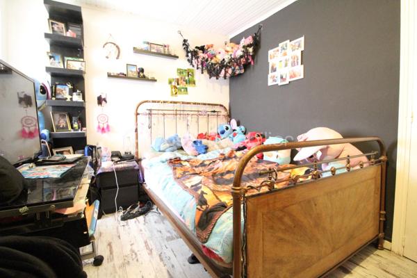 Située sur la commune de Courtenay, à seulement quelques minutes du centre-ville et de l'ensemble de ses commerces, cette maison de ville offre un cadre de vie pratique et agréable. Rare sur le secteur pour un bien de centre-ville, elle bénéficie d'un véritable terrain privatif ainsi que d'un garage indépendant.

L'entrée de la maison s'ouvre sur une belle entrée,  un vaste salon-séjour chaleureux et lumineux, complété par une salle à manger indépendante pour vos repas en famille. La cuisine, entièrement aménagée est idéalement configurée pour le quotidien.

Le rez-de-chaussée dispose également de deux belles chambres confortables ainsi que d'un petit dressing indépendant très pratique pour le rangement. Ce niveau comprend également une salle d'eau équipée d'une douche à l'italienne, un WC séparé, une chaufferie ainsi qu'une cave traditionnelle. Une véranda, accessible depuis l'extérieur, vient enrichir l'ensemble.

À l'extérieur, vous profiterez d'un terrain privatif idéal pour les journées ensoleillées. Le jardin accueille une belle dépendance divisée en deux espaces distincts : une partie garage pour stationner votre véhicule en toute sécurité et une partie atelier idéale pour les passionnés de bricolage ou pour du stockage supplémentaire .

Le grenier est totalement aménageable selon vos besoins  

Alliant la proximité immédiate des commodités et les avantages d'un espace extérieur avec dépendance, cette maison s'adapte à de nombreux projets de vie.

Pour obtenir plus de renseignements ou pour planifier une prochaine visite, je vous invite à me contacter dès à présent.
