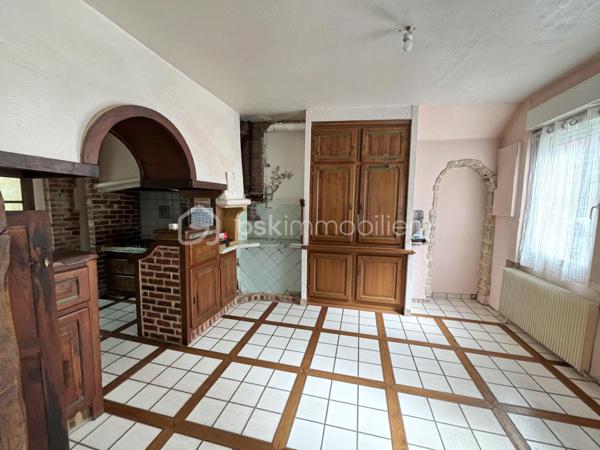 Maison familiale de 148 m² avec jardin, véranda, garage de 80 m² et fort potentiel – Brionne

Située au cœur de Brionne, cette maison de caractère de 148 m² Loi Carrez offre de beaux volumes et de nombreuses possibilités d’aménagement.

Dès l’entrée, vous découvrirez une habitation familiale comprenant 4 chambres, idéale pour accueillir une famille, ainsi que 2 salles d’eau et 2 WC pour un confort optimal au quotidien.

Vous profiterez également d’une agréable véranda lumineuse, véritable pièce de vie supplémentaire ouverte sur le jardin, ainsi que d’une pergola d’été permettant de profiter pleinement des beaux jours.

À l’extérieur, un jardin clos de 367 m² complète l’ensemble et offre un espace verdoyant à aménager selon vos envies.

Les amateurs d’espace et de projets seront séduits par le vaste garage de 80 m², bénéficiant d’un étage aménageable offrant un potentiel supplémentaire pour la création d’un atelier, d’un logement indépendant, d’un espace de stockage ou d’une activité professionnelle.

Une cave à vin vient parfaire les prestations de cette propriété.

Les atouts :

✔ 148 m² habitables
✔ 4 chambres
✔ 2 salles d’eau
✔ 2 WC
✔ Véranda lumineuse
✔ Pergola d’été
✔ Jardin de 367 m²
✔ Garage de 80 m² avec étage aménageable
✔ Cave à vin
✔ Fort potentiel d’évolution

Une belle opportunité pour une famille, un artisan ou un investisseur à la recherche d’un bien offrant volume, dépendances et potentiel d’aménagement.

À découvrir sans tarder !
DPE : D
GES : C