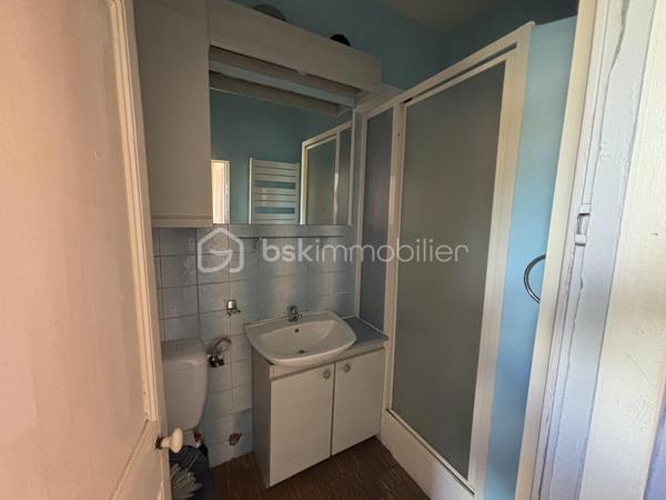 Maison familiale de 148 m² avec jardin, véranda, garage de 80 m² et fort potentiel – Brionne

Située au cœur de Brionne, cette maison de caractère de 148 m² Loi Carrez offre de beaux volumes et de nombreuses possibilités d’aménagement.

Dès l’entrée, vous découvrirez une habitation familiale comprenant 4 chambres, idéale pour accueillir une famille, ainsi que 2 salles d’eau et 2 WC pour un confort optimal au quotidien.

Vous profiterez également d’une agréable véranda lumineuse, véritable pièce de vie supplémentaire ouverte sur le jardin, ainsi que d’une pergola d’été permettant de profiter pleinement des beaux jours.

À l’extérieur, un jardin clos de 367 m² complète l’ensemble et offre un espace verdoyant à aménager selon vos envies.

Les amateurs d’espace et de projets seront séduits par le vaste garage de 80 m², bénéficiant d’un étage aménageable offrant un potentiel supplémentaire pour la création d’un atelier, d’un logement indépendant, d’un espace de stockage ou d’une activité professionnelle.

Une cave à vin vient parfaire les prestations de cette propriété.

Les atouts :

✔ 148 m² habitables
✔ 4 chambres
✔ 2 salles d’eau
✔ 2 WC
✔ Véranda lumineuse
✔ Pergola d’été
✔ Jardin de 367 m²
✔ Garage de 80 m² avec étage aménageable
✔ Cave à vin
✔ Fort potentiel d’évolution

Une belle opportunité pour une famille, un artisan ou un investisseur à la recherche d’un bien offrant volume, dépendances et potentiel d’aménagement.

À découvrir sans tarder !
DPE : D
GES : C