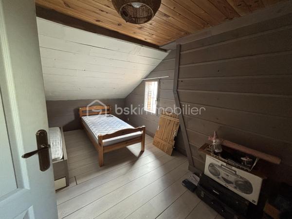 Maison familiale de 148 m² avec jardin, véranda, garage de 80 m² et fort potentiel – Brionne

Située au cœur de Brionne, cette maison de caractère de 148 m² Loi Carrez offre de beaux volumes et de nombreuses possibilités d’aménagement.

Dès l’entrée, vous découvrirez une habitation familiale comprenant 4 chambres, idéale pour accueillir une famille, ainsi que 2 salles d’eau et 2 WC pour un confort optimal au quotidien.

Vous profiterez également d’une agréable véranda lumineuse, véritable pièce de vie supplémentaire ouverte sur le jardin, ainsi que d’une pergola d’été permettant de profiter pleinement des beaux jours.

À l’extérieur, un jardin clos de 367 m² complète l’ensemble et offre un espace verdoyant à aménager selon vos envies.

Les amateurs d’espace et de projets seront séduits par le vaste garage de 80 m², bénéficiant d’un étage aménageable offrant un potentiel supplémentaire pour la création d’un atelier, d’un logement indépendant, d’un espace de stockage ou d’une activité professionnelle.

Une cave à vin vient parfaire les prestations de cette propriété.

Les atouts :

✔ 148 m² habitables
✔ 4 chambres
✔ 2 salles d’eau
✔ 2 WC
✔ Véranda lumineuse
✔ Pergola d’été
✔ Jardin de 367 m²
✔ Garage de 80 m² avec étage aménageable
✔ Cave à vin
✔ Fort potentiel d’évolution

Une belle opportunité pour une famille, un artisan ou un investisseur à la recherche d’un bien offrant volume, dépendances et potentiel d’aménagement.

À découvrir sans tarder !
DPE : D
GES : C