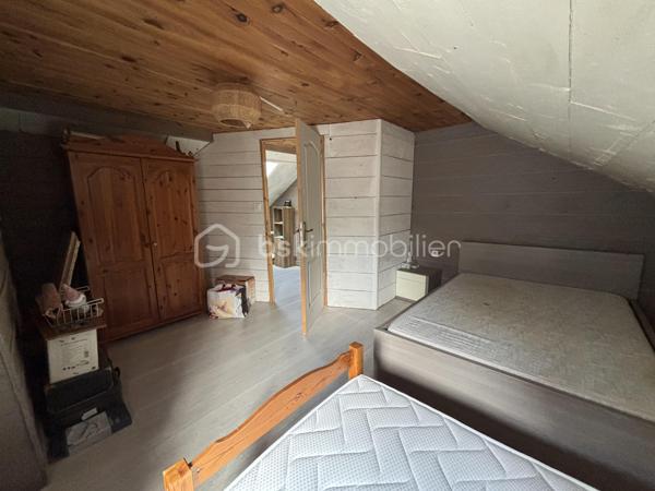 Maison familiale de 148 m² avec jardin, véranda, garage de 80 m² et fort potentiel – Brionne

Située au cœur de Brionne, cette maison de caractère de 148 m² Loi Carrez offre de beaux volumes et de nombreuses possibilités d’aménagement.

Dès l’entrée, vous découvrirez une habitation familiale comprenant 4 chambres, idéale pour accueillir une famille, ainsi que 2 salles d’eau et 2 WC pour un confort optimal au quotidien.

Vous profiterez également d’une agréable véranda lumineuse, véritable pièce de vie supplémentaire ouverte sur le jardin, ainsi que d’une pergola d’été permettant de profiter pleinement des beaux jours.

À l’extérieur, un jardin clos de 367 m² complète l’ensemble et offre un espace verdoyant à aménager selon vos envies.

Les amateurs d’espace et de projets seront séduits par le vaste garage de 80 m², bénéficiant d’un étage aménageable offrant un potentiel supplémentaire pour la création d’un atelier, d’un logement indépendant, d’un espace de stockage ou d’une activité professionnelle.

Une cave à vin vient parfaire les prestations de cette propriété.

Les atouts :

✔ 148 m² habitables
✔ 4 chambres
✔ 2 salles d’eau
✔ 2 WC
✔ Véranda lumineuse
✔ Pergola d’été
✔ Jardin de 367 m²
✔ Garage de 80 m² avec étage aménageable
✔ Cave à vin
✔ Fort potentiel d’évolution

Une belle opportunité pour une famille, un artisan ou un investisseur à la recherche d’un bien offrant volume, dépendances et potentiel d’aménagement.

À découvrir sans tarder !
DPE : D
GES : C