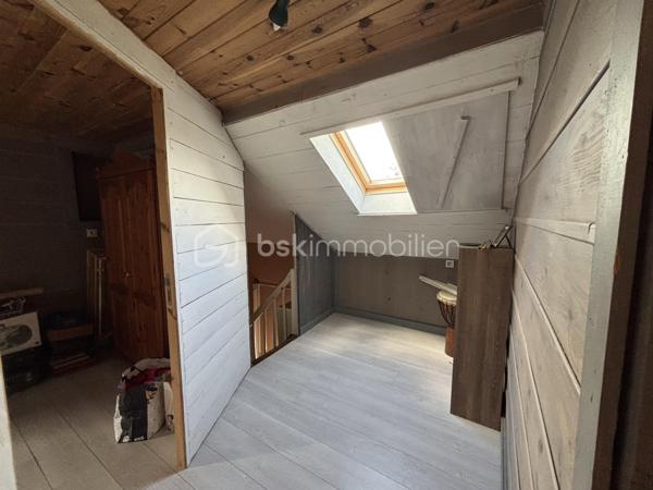 Maison familiale de 148 m² avec jardin, véranda, garage de 80 m² et fort potentiel – Brionne

Située au cœur de Brionne, cette maison de caractère de 148 m² Loi Carrez offre de beaux volumes et de nombreuses possibilités d’aménagement.

Dès l’entrée, vous découvrirez une habitation familiale comprenant 4 chambres, idéale pour accueillir une famille, ainsi que 2 salles d’eau et 2 WC pour un confort optimal au quotidien.

Vous profiterez également d’une agréable véranda lumineuse, véritable pièce de vie supplémentaire ouverte sur le jardin, ainsi que d’une pergola d’été permettant de profiter pleinement des beaux jours.

À l’extérieur, un jardin clos de 367 m² complète l’ensemble et offre un espace verdoyant à aménager selon vos envies.

Les amateurs d’espace et de projets seront séduits par le vaste garage de 80 m², bénéficiant d’un étage aménageable offrant un potentiel supplémentaire pour la création d’un atelier, d’un logement indépendant, d’un espace de stockage ou d’une activité professionnelle.

Une cave à vin vient parfaire les prestations de cette propriété.

Les atouts :

✔ 148 m² habitables
✔ 4 chambres
✔ 2 salles d’eau
✔ 2 WC
✔ Véranda lumineuse
✔ Pergola d’été
✔ Jardin de 367 m²
✔ Garage de 80 m² avec étage aménageable
✔ Cave à vin
✔ Fort potentiel d’évolution

Une belle opportunité pour une famille, un artisan ou un investisseur à la recherche d’un bien offrant volume, dépendances et potentiel d’aménagement.

À découvrir sans tarder !
DPE : D
GES : C