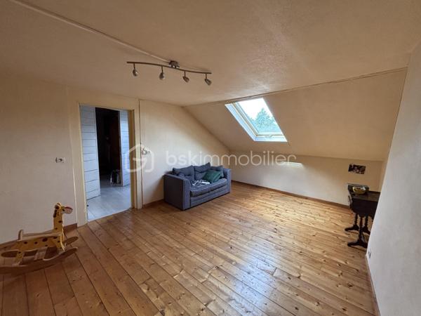 Maison familiale de 148 m² avec jardin, véranda, garage de 80 m² et fort potentiel – Brionne

Située au cœur de Brionne, cette maison de caractère de 148 m² Loi Carrez offre de beaux volumes et de nombreuses possibilités d’aménagement.

Dès l’entrée, vous découvrirez une habitation familiale comprenant 4 chambres, idéale pour accueillir une famille, ainsi que 2 salles d’eau et 2 WC pour un confort optimal au quotidien.

Vous profiterez également d’une agréable véranda lumineuse, véritable pièce de vie supplémentaire ouverte sur le jardin, ainsi que d’une pergola d’été permettant de profiter pleinement des beaux jours.

À l’extérieur, un jardin clos de 367 m² complète l’ensemble et offre un espace verdoyant à aménager selon vos envies.

Les amateurs d’espace et de projets seront séduits par le vaste garage de 80 m², bénéficiant d’un étage aménageable offrant un potentiel supplémentaire pour la création d’un atelier, d’un logement indépendant, d’un espace de stockage ou d’une activité professionnelle.

Une cave à vin vient parfaire les prestations de cette propriété.

Les atouts :

✔ 148 m² habitables
✔ 4 chambres
✔ 2 salles d’eau
✔ 2 WC
✔ Véranda lumineuse
✔ Pergola d’été
✔ Jardin de 367 m²
✔ Garage de 80 m² avec étage aménageable
✔ Cave à vin
✔ Fort potentiel d’évolution

Une belle opportunité pour une famille, un artisan ou un investisseur à la recherche d’un bien offrant volume, dépendances et potentiel d’aménagement.

À découvrir sans tarder !
DPE : D
GES : C