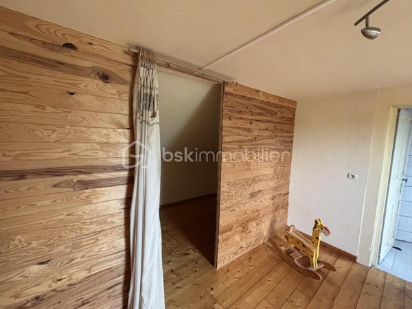Maison familiale de 148 m² avec jardin, véranda, garage de 80 m² et fort potentiel – Brionne

Située au cœur de Brionne, cette maison de caractère de 148 m² Loi Carrez offre de beaux volumes et de nombreuses possibilités d’aménagement.

Dès l’entrée, vous découvrirez une habitation familiale comprenant 4 chambres, idéale pour accueillir une famille, ainsi que 2 salles d’eau et 2 WC pour un confort optimal au quotidien.

Vous profiterez également d’une agréable véranda lumineuse, véritable pièce de vie supplémentaire ouverte sur le jardin, ainsi que d’une pergola d’été permettant de profiter pleinement des beaux jours.

À l’extérieur, un jardin clos de 367 m² complète l’ensemble et offre un espace verdoyant à aménager selon vos envies.

Les amateurs d’espace et de projets seront séduits par le vaste garage de 80 m², bénéficiant d’un étage aménageable offrant un potentiel supplémentaire pour la création d’un atelier, d’un logement indépendant, d’un espace de stockage ou d’une activité professionnelle.

Une cave à vin vient parfaire les prestations de cette propriété.

Les atouts :

✔ 148 m² habitables
✔ 4 chambres
✔ 2 salles d’eau
✔ 2 WC
✔ Véranda lumineuse
✔ Pergola d’été
✔ Jardin de 367 m²
✔ Garage de 80 m² avec étage aménageable
✔ Cave à vin
✔ Fort potentiel d’évolution

Une belle opportunité pour une famille, un artisan ou un investisseur à la recherche d’un bien offrant volume, dépendances et potentiel d’aménagement.

À découvrir sans tarder !
DPE : D
GES : C
