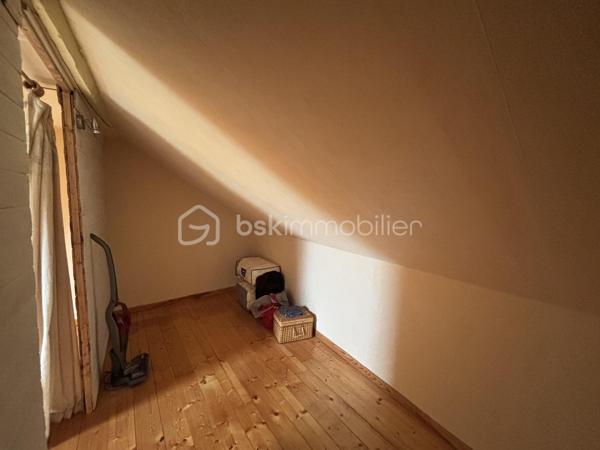Maison familiale de 148 m² avec jardin, véranda, garage de 80 m² et fort potentiel – Brionne

Située au cœur de Brionne, cette maison de caractère de 148 m² Loi Carrez offre de beaux volumes et de nombreuses possibilités d’aménagement.

Dès l’entrée, vous découvrirez une habitation familiale comprenant 4 chambres, idéale pour accueillir une famille, ainsi que 2 salles d’eau et 2 WC pour un confort optimal au quotidien.

Vous profiterez également d’une agréable véranda lumineuse, véritable pièce de vie supplémentaire ouverte sur le jardin, ainsi que d’une pergola d’été permettant de profiter pleinement des beaux jours.

À l’extérieur, un jardin clos de 367 m² complète l’ensemble et offre un espace verdoyant à aménager selon vos envies.

Les amateurs d’espace et de projets seront séduits par le vaste garage de 80 m², bénéficiant d’un étage aménageable offrant un potentiel supplémentaire pour la création d’un atelier, d’un logement indépendant, d’un espace de stockage ou d’une activité professionnelle.

Une cave à vin vient parfaire les prestations de cette propriété.

Les atouts :

✔ 148 m² habitables
✔ 4 chambres
✔ 2 salles d’eau
✔ 2 WC
✔ Véranda lumineuse
✔ Pergola d’été
✔ Jardin de 367 m²
✔ Garage de 80 m² avec étage aménageable
✔ Cave à vin
✔ Fort potentiel d’évolution

Une belle opportunité pour une famille, un artisan ou un investisseur à la recherche d’un bien offrant volume, dépendances et potentiel d’aménagement.

À découvrir sans tarder !
DPE : D
GES : C