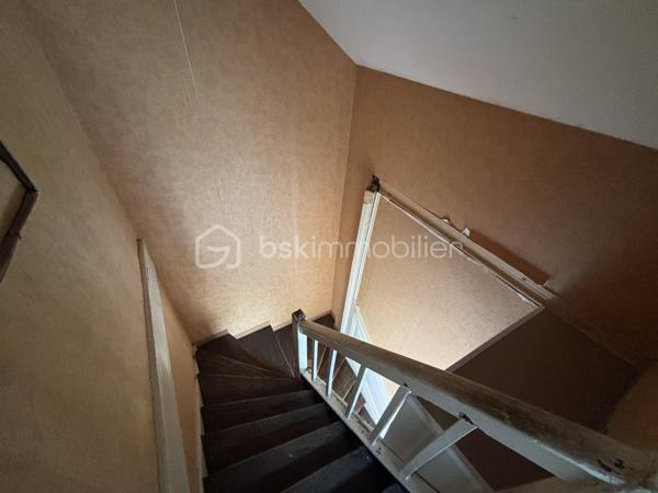 Maison familiale de 148 m² avec jardin, véranda, garage de 80 m² et fort potentiel – Brionne

Située au cœur de Brionne, cette maison de caractère de 148 m² Loi Carrez offre de beaux volumes et de nombreuses possibilités d’aménagement.

Dès l’entrée, vous découvrirez une habitation familiale comprenant 4 chambres, idéale pour accueillir une famille, ainsi que 2 salles d’eau et 2 WC pour un confort optimal au quotidien.

Vous profiterez également d’une agréable véranda lumineuse, véritable pièce de vie supplémentaire ouverte sur le jardin, ainsi que d’une pergola d’été permettant de profiter pleinement des beaux jours.

À l’extérieur, un jardin clos de 367 m² complète l’ensemble et offre un espace verdoyant à aménager selon vos envies.

Les amateurs d’espace et de projets seront séduits par le vaste garage de 80 m², bénéficiant d’un étage aménageable offrant un potentiel supplémentaire pour la création d’un atelier, d’un logement indépendant, d’un espace de stockage ou d’une activité professionnelle.

Une cave à vin vient parfaire les prestations de cette propriété.

Les atouts :

✔ 148 m² habitables
✔ 4 chambres
✔ 2 salles d’eau
✔ 2 WC
✔ Véranda lumineuse
✔ Pergola d’été
✔ Jardin de 367 m²
✔ Garage de 80 m² avec étage aménageable
✔ Cave à vin
✔ Fort potentiel d’évolution

Une belle opportunité pour une famille, un artisan ou un investisseur à la recherche d’un bien offrant volume, dépendances et potentiel d’aménagement.

À découvrir sans tarder !
DPE : D
GES : C