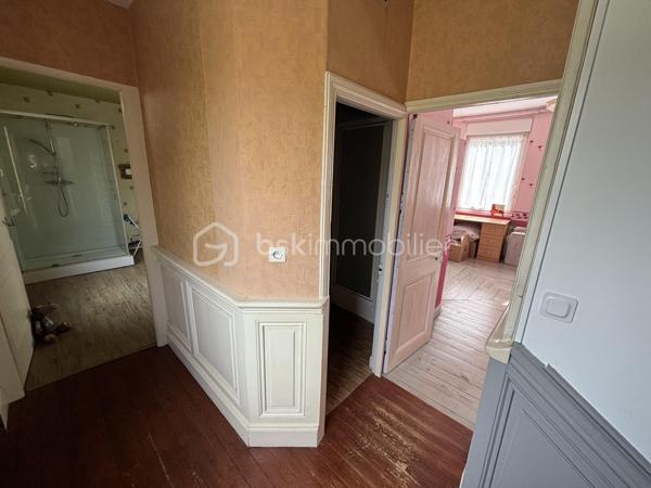 Maison familiale de 148 m² avec jardin, véranda, garage de 80 m² et fort potentiel – Brionne

Située au cœur de Brionne, cette maison de caractère de 148 m² Loi Carrez offre de beaux volumes et de nombreuses possibilités d’aménagement.

Dès l’entrée, vous découvrirez une habitation familiale comprenant 4 chambres, idéale pour accueillir une famille, ainsi que 2 salles d’eau et 2 WC pour un confort optimal au quotidien.

Vous profiterez également d’une agréable véranda lumineuse, véritable pièce de vie supplémentaire ouverte sur le jardin, ainsi que d’une pergola d’été permettant de profiter pleinement des beaux jours.

À l’extérieur, un jardin clos de 367 m² complète l’ensemble et offre un espace verdoyant à aménager selon vos envies.

Les amateurs d’espace et de projets seront séduits par le vaste garage de 80 m², bénéficiant d’un étage aménageable offrant un potentiel supplémentaire pour la création d’un atelier, d’un logement indépendant, d’un espace de stockage ou d’une activité professionnelle.

Une cave à vin vient parfaire les prestations de cette propriété.

Les atouts :

✔ 148 m² habitables
✔ 4 chambres
✔ 2 salles d’eau
✔ 2 WC
✔ Véranda lumineuse
✔ Pergola d’été
✔ Jardin de 367 m²
✔ Garage de 80 m² avec étage aménageable
✔ Cave à vin
✔ Fort potentiel d’évolution

Une belle opportunité pour une famille, un artisan ou un investisseur à la recherche d’un bien offrant volume, dépendances et potentiel d’aménagement.

À découvrir sans tarder !
DPE : D
GES : C