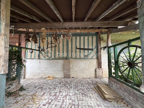 Maison familiale de 148 m² avec jardin, véranda, garage de 80 m² et fort potentiel – Brionne

Située au cœur de Brionne, cette maison de caractère de 148 m² Loi Carrez offre de beaux volumes et de nombreuses possibilités d’aménagement.

Dès l’entrée, vous découvrirez une habitation familiale comprenant 4 chambres, idéale pour accueillir une famille, ainsi que 2 salles d’eau et 2 WC pour un confort optimal au quotidien.

Vous profiterez également d’une agréable véranda lumineuse, véritable pièce de vie supplémentaire ouverte sur le jardin, ainsi que d’une pergola d’été permettant de profiter pleinement des beaux jours.

À l’extérieur, un jardin clos de 367 m² complète l’ensemble et offre un espace verdoyant à aménager selon vos envies.

Les amateurs d’espace et de projets seront séduits par le vaste garage de 80 m², bénéficiant d’un étage aménageable offrant un potentiel supplémentaire pour la création d’un atelier, d’un logement indépendant, d’un espace de stockage ou d’une activité professionnelle.

Une cave à vin vient parfaire les prestations de cette propriété.

Les atouts :

✔ 148 m² habitables
✔ 4 chambres
✔ 2 salles d’eau
✔ 2 WC
✔ Véranda lumineuse
✔ Pergola d’été
✔ Jardin de 367 m²
✔ Garage de 80 m² avec étage aménageable
✔ Cave à vin
✔ Fort potentiel d’évolution

Une belle opportunité pour une famille, un artisan ou un investisseur à la recherche d’un bien offrant volume, dépendances et potentiel d’aménagement.

À découvrir sans tarder !
DPE : D
GES : C