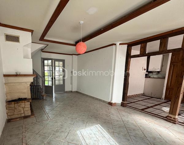 Maison familiale de 148 m² avec jardin, véranda, garage de 80 m² et fort potentiel – Brionne

Située au cœur de Brionne, cette maison de caractère de 148 m² Loi Carrez offre de beaux volumes et de nombreuses possibilités d’aménagement.

Dès l’entrée, vous découvrirez une habitation familiale comprenant 4 chambres, idéale pour accueillir une famille, ainsi que 2 salles d’eau et 2 WC pour un confort optimal au quotidien.

Vous profiterez également d’une agréable véranda lumineuse, véritable pièce de vie supplémentaire ouverte sur le jardin, ainsi que d’une pergola d’été permettant de profiter pleinement des beaux jours.

À l’extérieur, un jardin clos de 367 m² complète l’ensemble et offre un espace verdoyant à aménager selon vos envies.

Les amateurs d’espace et de projets seront séduits par le vaste garage de 80 m², bénéficiant d’un étage aménageable offrant un potentiel supplémentaire pour la création d’un atelier, d’un logement indépendant, d’un espace de stockage ou d’une activité professionnelle.

Une cave à vin vient parfaire les prestations de cette propriété.

Les atouts :

✔ 148 m² habitables
✔ 4 chambres
✔ 2 salles d’eau
✔ 2 WC
✔ Véranda lumineuse
✔ Pergola d’été
✔ Jardin de 367 m²
✔ Garage de 80 m² avec étage aménageable
✔ Cave à vin
✔ Fort potentiel d’évolution

Une belle opportunité pour une famille, un artisan ou un investisseur à la recherche d’un bien offrant volume, dépendances et potentiel d’aménagement.

À découvrir sans tarder !
DPE : D
GES : C