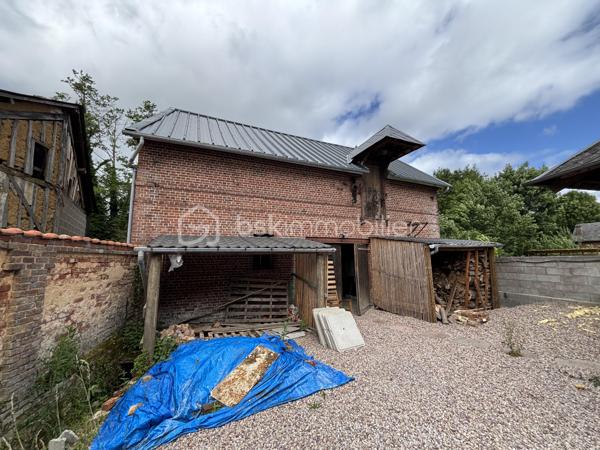 Maison familiale de 148 m² avec jardin, véranda, garage de 80 m² et fort potentiel – Brionne

Située au cœur de Brionne, cette maison de caractère de 148 m² Loi Carrez offre de beaux volumes et de nombreuses possibilités d’aménagement.

Dès l’entrée, vous découvrirez une habitation familiale comprenant 4 chambres, idéale pour accueillir une famille, ainsi que 2 salles d’eau et 2 WC pour un confort optimal au quotidien.

Vous profiterez également d’une agréable véranda lumineuse, véritable pièce de vie supplémentaire ouverte sur le jardin, ainsi que d’une pergola d’été permettant de profiter pleinement des beaux jours.

À l’extérieur, un jardin clos de 367 m² complète l’ensemble et offre un espace verdoyant à aménager selon vos envies.

Les amateurs d’espace et de projets seront séduits par le vaste garage de 80 m², bénéficiant d’un étage aménageable offrant un potentiel supplémentaire pour la création d’un atelier, d’un logement indépendant, d’un espace de stockage ou d’une activité professionnelle.

Une cave à vin vient parfaire les prestations de cette propriété.

Les atouts :

✔ 148 m² habitables
✔ 4 chambres
✔ 2 salles d’eau
✔ 2 WC
✔ Véranda lumineuse
✔ Pergola d’été
✔ Jardin de 367 m²
✔ Garage de 80 m² avec étage aménageable
✔ Cave à vin
✔ Fort potentiel d’évolution

Une belle opportunité pour une famille, un artisan ou un investisseur à la recherche d’un bien offrant volume, dépendances et potentiel d’aménagement.

À découvrir sans tarder !
DPE : D
GES : C