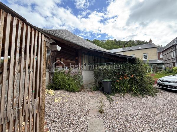 Maison familiale de 148 m² avec jardin, véranda, garage de 80 m² et fort potentiel – Brionne

Située au cœur de Brionne, cette maison de caractère de 148 m² Loi Carrez offre de beaux volumes et de nombreuses possibilités d’aménagement.

Dès l’entrée, vous découvrirez une habitation familiale comprenant 4 chambres, idéale pour accueillir une famille, ainsi que 2 salles d’eau et 2 WC pour un confort optimal au quotidien.

Vous profiterez également d’une agréable véranda lumineuse, véritable pièce de vie supplémentaire ouverte sur le jardin, ainsi que d’une pergola d’été permettant de profiter pleinement des beaux jours.

À l’extérieur, un jardin clos de 367 m² complète l’ensemble et offre un espace verdoyant à aménager selon vos envies.

Les amateurs d’espace et de projets seront séduits par le vaste garage de 80 m², bénéficiant d’un étage aménageable offrant un potentiel supplémentaire pour la création d’un atelier, d’un logement indépendant, d’un espace de stockage ou d’une activité professionnelle.

Une cave à vin vient parfaire les prestations de cette propriété.

Les atouts :

✔ 148 m² habitables
✔ 4 chambres
✔ 2 salles d’eau
✔ 2 WC
✔ Véranda lumineuse
✔ Pergola d’été
✔ Jardin de 367 m²
✔ Garage de 80 m² avec étage aménageable
✔ Cave à vin
✔ Fort potentiel d’évolution

Une belle opportunité pour une famille, un artisan ou un investisseur à la recherche d’un bien offrant volume, dépendances et potentiel d’aménagement.

À découvrir sans tarder !
DPE : D
GES : C