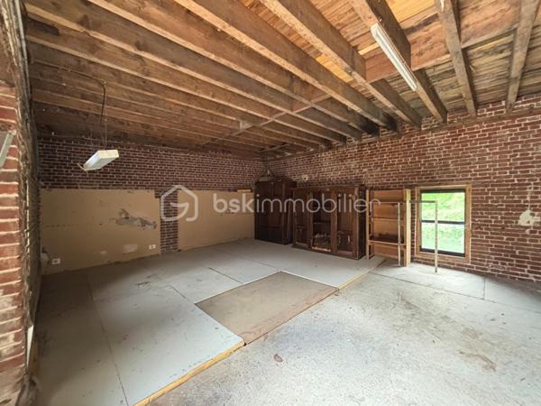 Maison familiale de 148 m² avec jardin, véranda, garage de 80 m² et fort potentiel – Brionne

Située au cœur de Brionne, cette maison de caractère de 148 m² Loi Carrez offre de beaux volumes et de nombreuses possibilités d’aménagement.

Dès l’entrée, vous découvrirez une habitation familiale comprenant 4 chambres, idéale pour accueillir une famille, ainsi que 2 salles d’eau et 2 WC pour un confort optimal au quotidien.

Vous profiterez également d’une agréable véranda lumineuse, véritable pièce de vie supplémentaire ouverte sur le jardin, ainsi que d’une pergola d’été permettant de profiter pleinement des beaux jours.

À l’extérieur, un jardin clos de 367 m² complète l’ensemble et offre un espace verdoyant à aménager selon vos envies.

Les amateurs d’espace et de projets seront séduits par le vaste garage de 80 m², bénéficiant d’un étage aménageable offrant un potentiel supplémentaire pour la création d’un atelier, d’un logement indépendant, d’un espace de stockage ou d’une activité professionnelle.

Une cave à vin vient parfaire les prestations de cette propriété.

Les atouts :

✔ 148 m² habitables
✔ 4 chambres
✔ 2 salles d’eau
✔ 2 WC
✔ Véranda lumineuse
✔ Pergola d’été
✔ Jardin de 367 m²
✔ Garage de 80 m² avec étage aménageable
✔ Cave à vin
✔ Fort potentiel d’évolution

Une belle opportunité pour une famille, un artisan ou un investisseur à la recherche d’un bien offrant volume, dépendances et potentiel d’aménagement.

À découvrir sans tarder !
DPE : D
GES : C