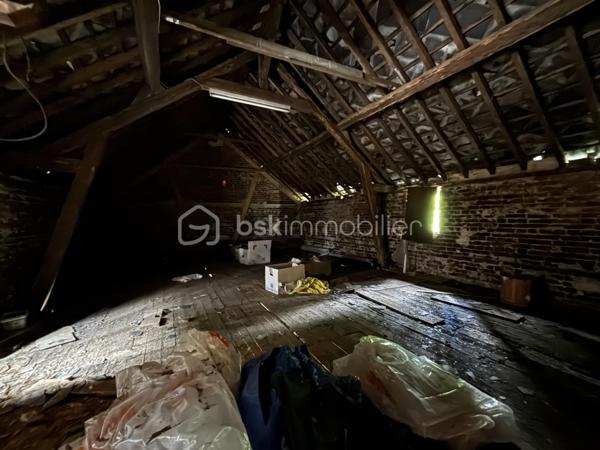 Maison familiale de 148 m² avec jardin, véranda, garage de 80 m² et fort potentiel – Brionne

Située au cœur de Brionne, cette maison de caractère de 148 m² Loi Carrez offre de beaux volumes et de nombreuses possibilités d’aménagement.

Dès l’entrée, vous découvrirez une habitation familiale comprenant 4 chambres, idéale pour accueillir une famille, ainsi que 2 salles d’eau et 2 WC pour un confort optimal au quotidien.

Vous profiterez également d’une agréable véranda lumineuse, véritable pièce de vie supplémentaire ouverte sur le jardin, ainsi que d’une pergola d’été permettant de profiter pleinement des beaux jours.

À l’extérieur, un jardin clos de 367 m² complète l’ensemble et offre un espace verdoyant à aménager selon vos envies.

Les amateurs d’espace et de projets seront séduits par le vaste garage de 80 m², bénéficiant d’un étage aménageable offrant un potentiel supplémentaire pour la création d’un atelier, d’un logement indépendant, d’un espace de stockage ou d’une activité professionnelle.

Une cave à vin vient parfaire les prestations de cette propriété.

Les atouts :

✔ 148 m² habitables
✔ 4 chambres
✔ 2 salles d’eau
✔ 2 WC
✔ Véranda lumineuse
✔ Pergola d’été
✔ Jardin de 367 m²
✔ Garage de 80 m² avec étage aménageable
✔ Cave à vin
✔ Fort potentiel d’évolution

Une belle opportunité pour une famille, un artisan ou un investisseur à la recherche d’un bien offrant volume, dépendances et potentiel d’aménagement.

À découvrir sans tarder !
DPE : D
GES : C